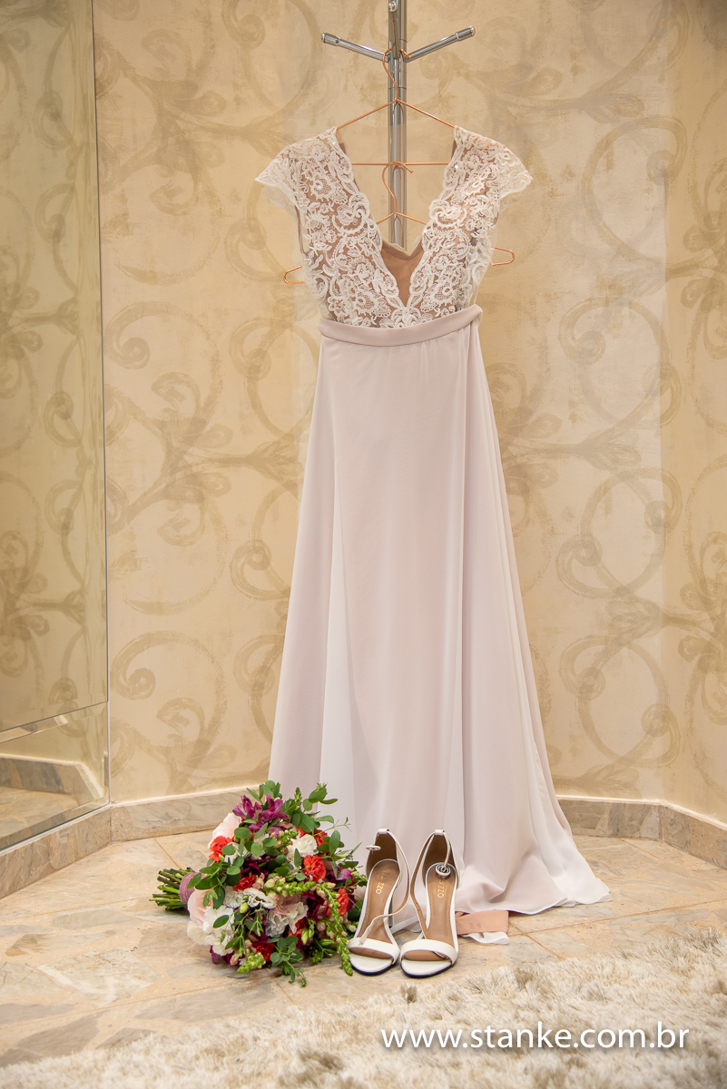 Casamento Raíra e Matheus, vestido da noiva e seu buque e sapatos. Espaço Depillare, Campo Grande-MS, fotos de Pedro Stanke.