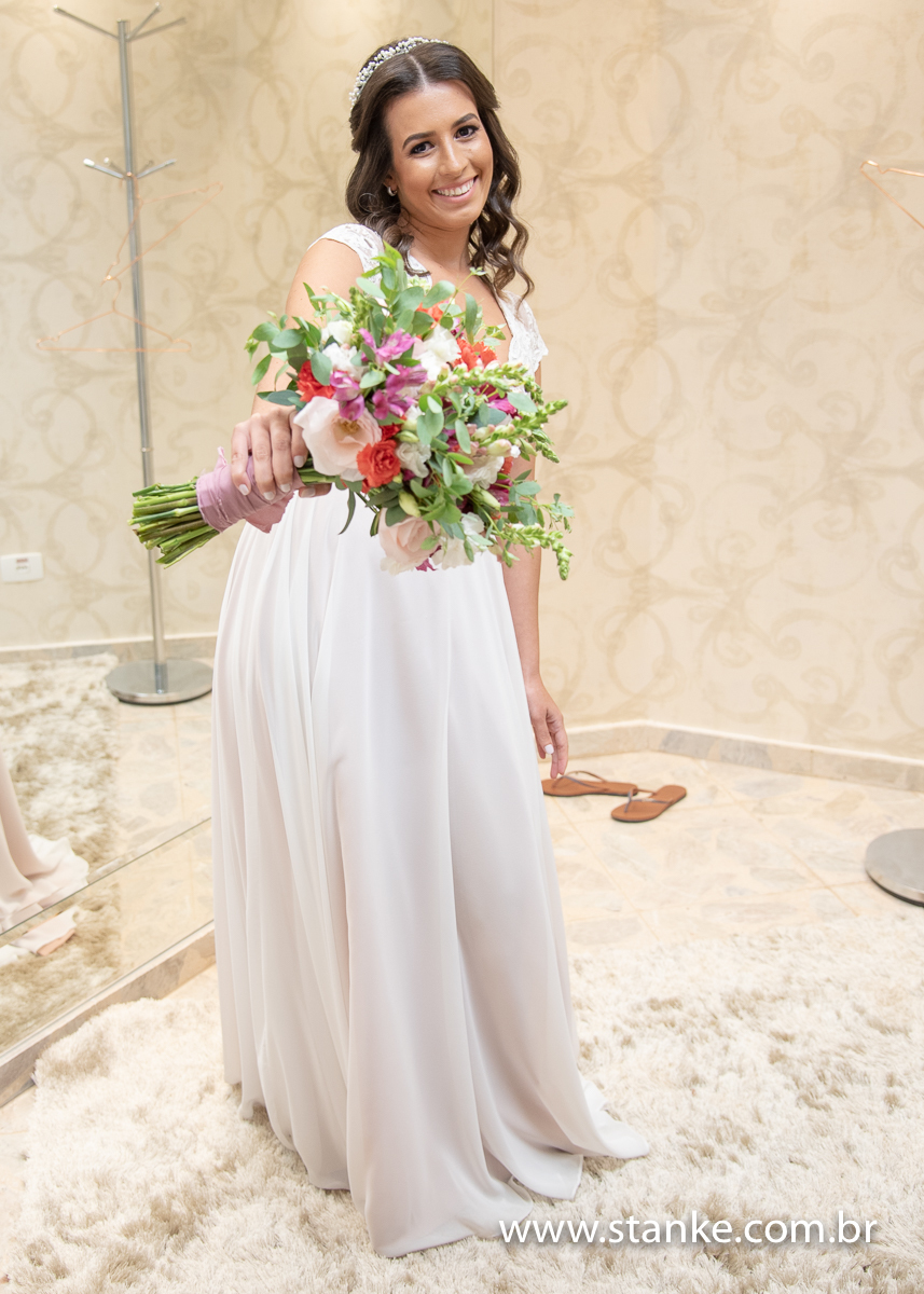 Raíra e Matheus, noiva exindo o seu buque, com um lindo sorriso. Espaço Depillare, Campo Grande-MS, fotos de Pedro Stanke.