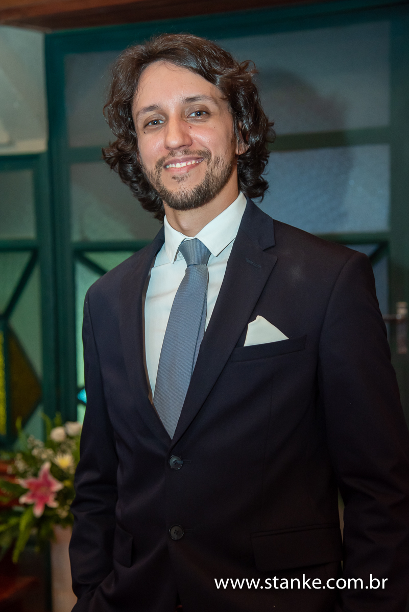 Casamento Raíra e Matheus, o noivo na Capela Santa Isabel da Hungria, do Hospital do São Julião, Campo Grande-MS, fotos de Pedro Stanke.