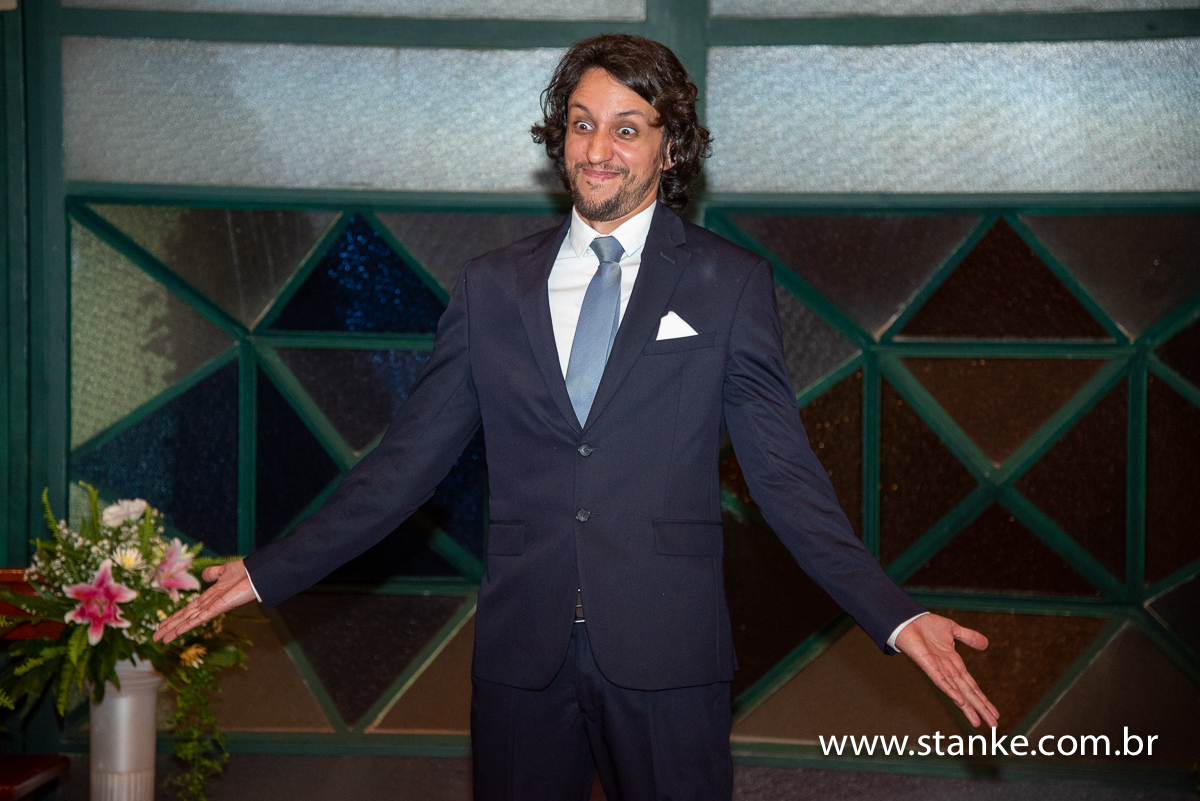 Casamento Raíra e Matheus, o noivo, com muita felicidade quando vê as daminhas, na Capela Santa Isabel da Hungria, do Hospital do São Julião, Campo Grande-MS, fotos de Pedro Stanke.