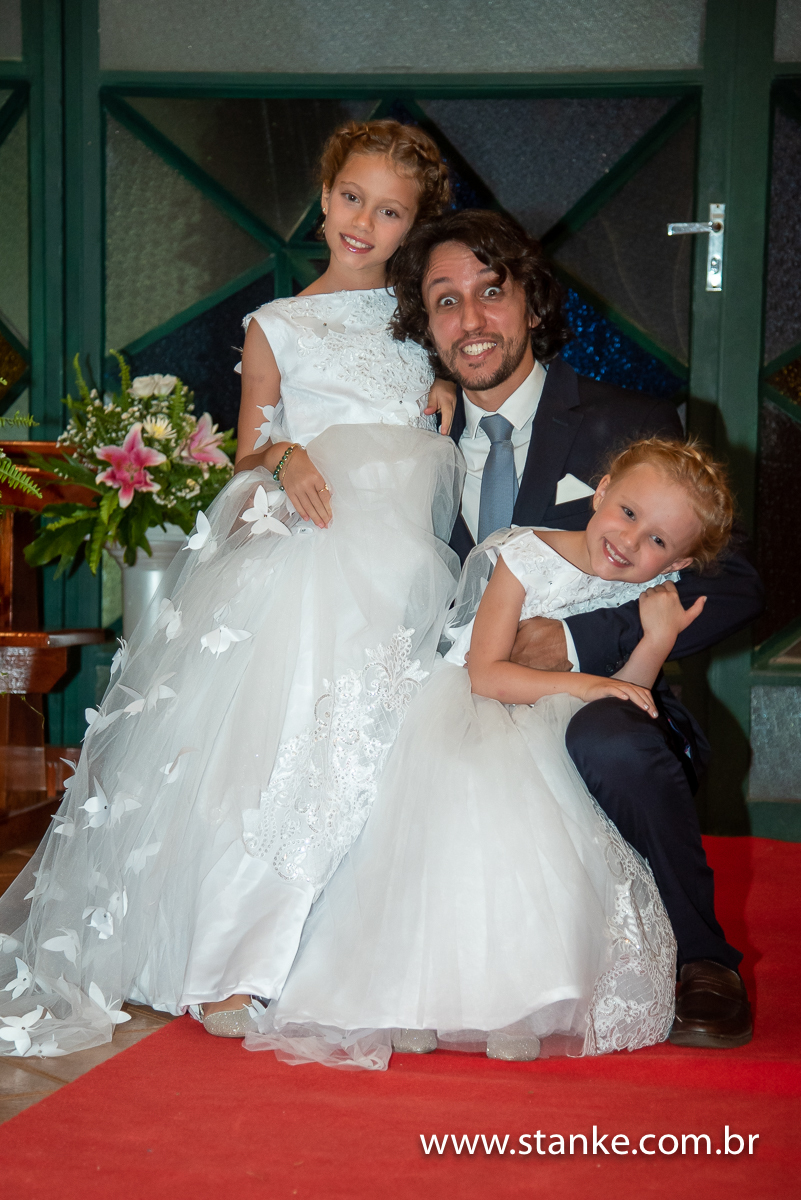 Casamento Raíra e Matheus, o noivo, ganhando um abraços das daminhas, na Capela Santa Isabel da Hungria, do Hospital do São Julião, Campo Grande-MS, fotos de Pedro Stanke.