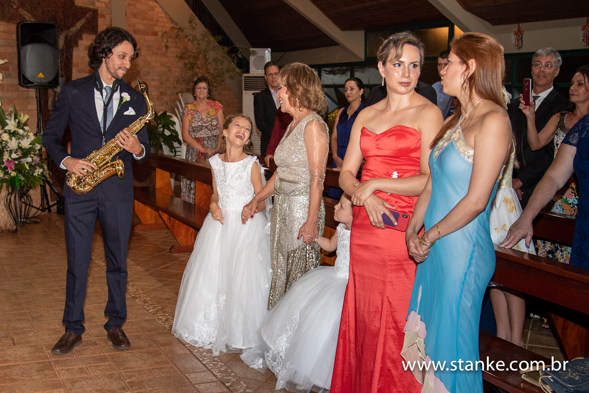 Casamento Raíra e Matheus, a daminha Helena com uma linda gargalhada da piada do noivo, momentos antes da entrada da noiva, na Capela Santa Isabel da Hungria, do Hospital do São Julião, Campo Grande-MS, fotos de Pedro Stanke.