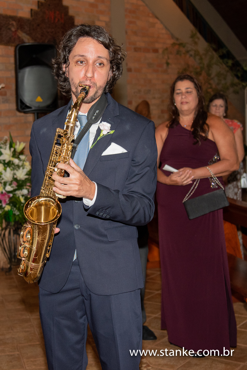 Casamento Raíra e Matheus, o noivo, tocando o seu Sax, para a entrada da sua noiva, na Capela Santa Isabel da Hungria, do Hospital do São Julião, Campo Grande-MS, fotos de Pedro Stanke.