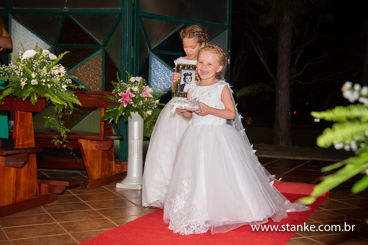 Casamento Raíra e Matheus, a entrada das daminhas com muita emoção, na Capela Santa Isabel da Hungria, do Hospital do São Julião, Campo Grande-MS, fotos de Pedro Stanke.