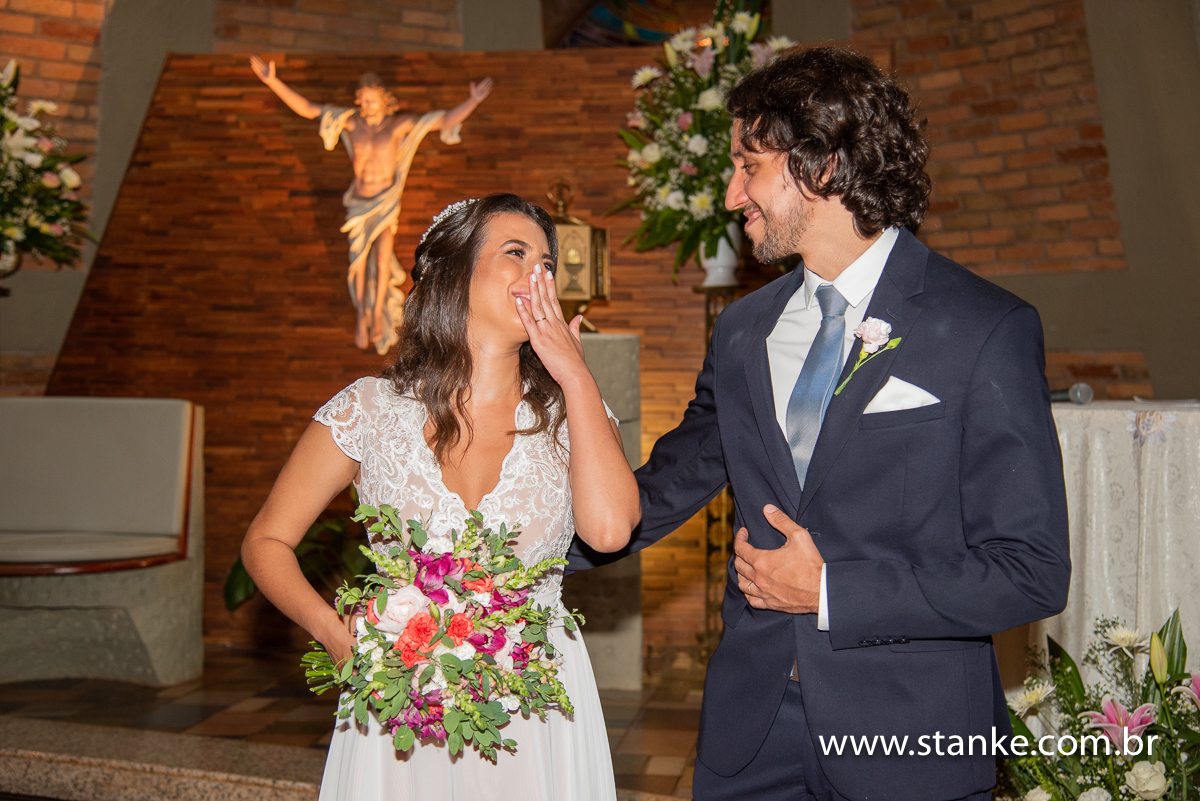 Casamento Raíra e Matheus, a noiva se emocionando e segurando o choro de felicidade, logo após o sim, na Capela Santa Isabel da Hungria, do Hospital do São Julião, Campo Grande-MS, fotos de Pedro Stanke.