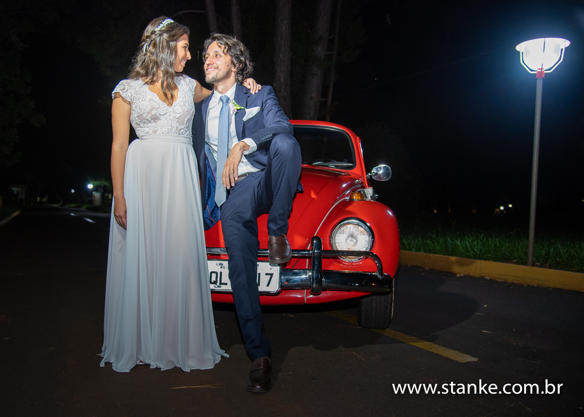 Casamento Raíra e Matheus, os noivos, posando em frente ao fusca charmoso, na Capela Santa Isabel da Hungria, do Hospital do São Julião, Campo Grande-MS, fotos de Pedro Stanke.