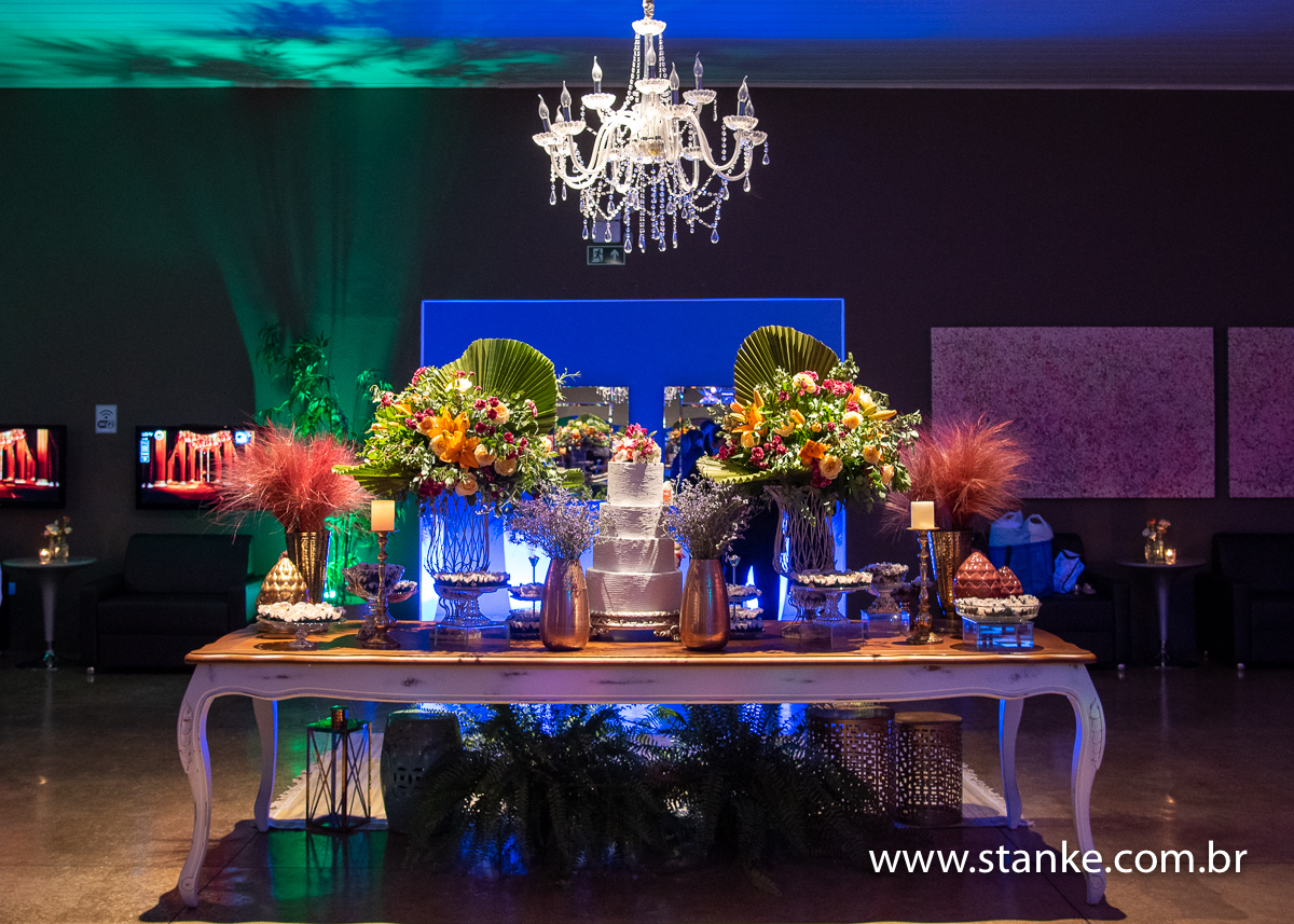 Casamento Raíra e Matheus, a linda mesa do bolo super decorada, no Balada Buffet, Campo Grande-MS, fotos de Pedro Stanke.