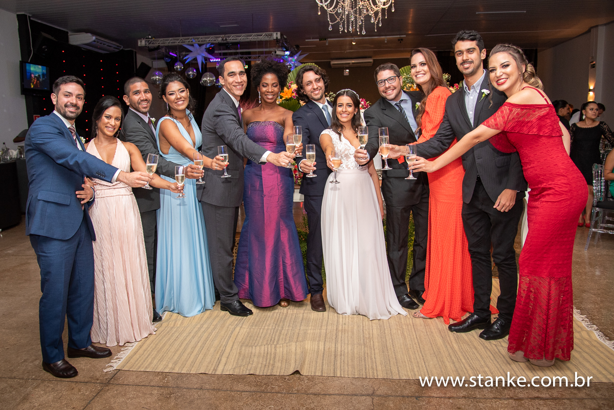 Casamento Raíra e Matheus, os padrinhos posando para fotos, no Balada Buffet, Campo Grande-MS, fotos de Pedro Stanke.