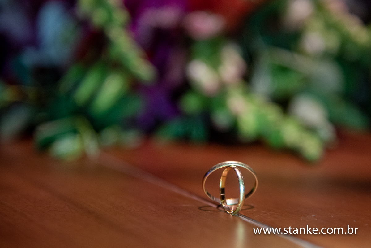 Casamento Raíra e Matheus, um close up, das alianças dos noivos, na mesa do bolo, no Balada Buffet, Campo Grande-MS, fotos de Pedro Stanke.