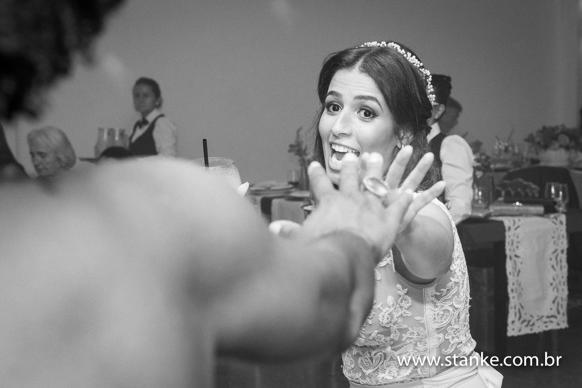 Casamento Raíra e Matheus, a noiva dançando com amiga, em preto em branco, no Balada Buffet, Campo Grande-MS, fotos de Pedro Stanke.