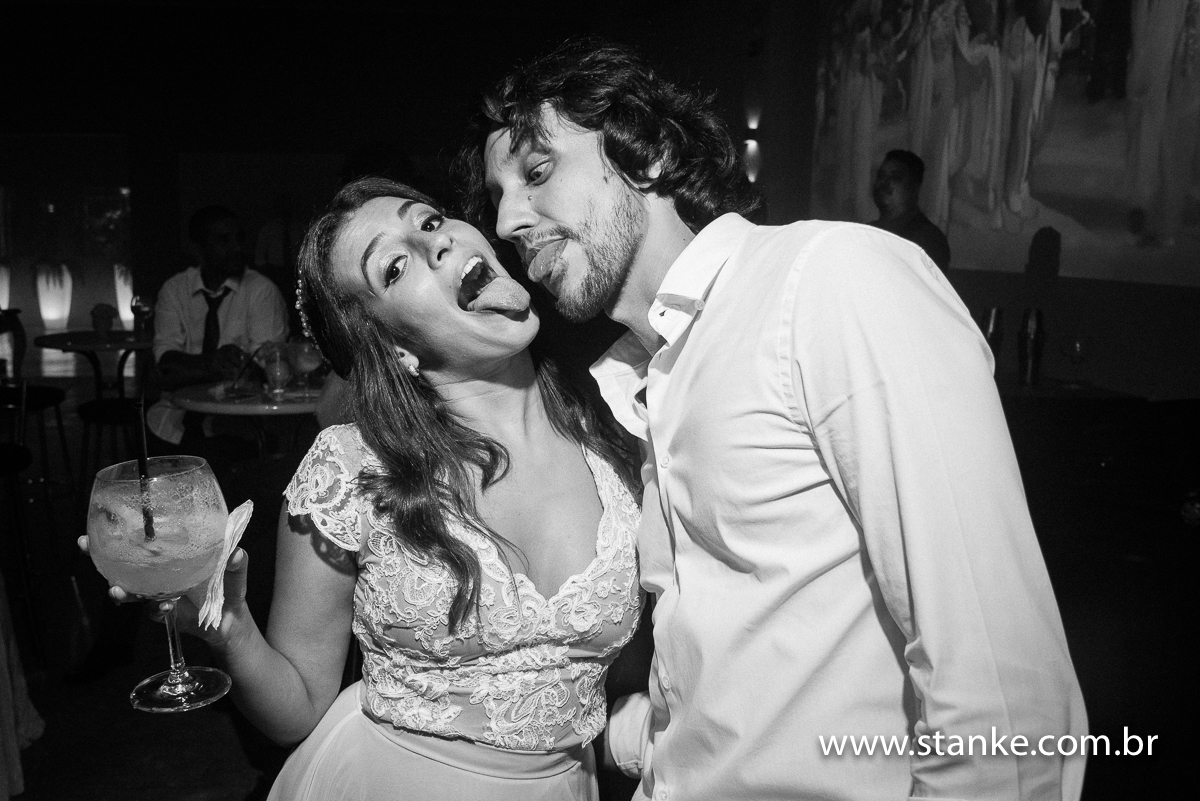 Casamento Raíra e Matheus, os noivos fazendo caretas para as fotos, em preto em branco, no Balada Buffet, Campo Grande-MS, fotos de Pedro Stanke.
