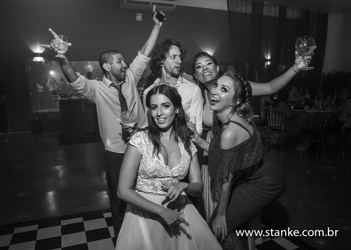 Casamento Raíra e Matheus, os noivos e amigos posando para fotos, em preto em branco, no Balada Buffet, Campo Grande-MS, fotos de Pedro Stanke.