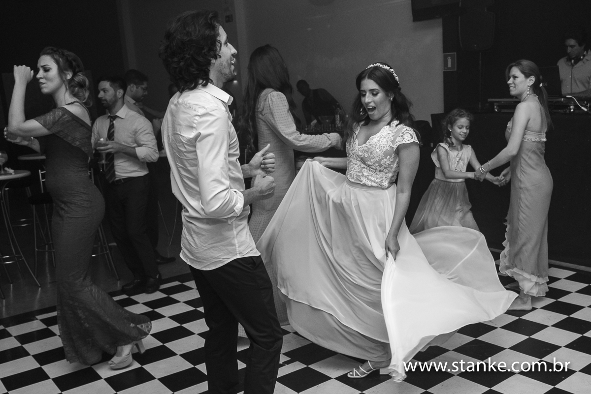 Casamento Raíra e Matheus, os noivos dançando no meio da pista, dando um show,  em preto em branco, no Balada Buffet, Campo Grande-MS, fotos de Pedro Stanke.