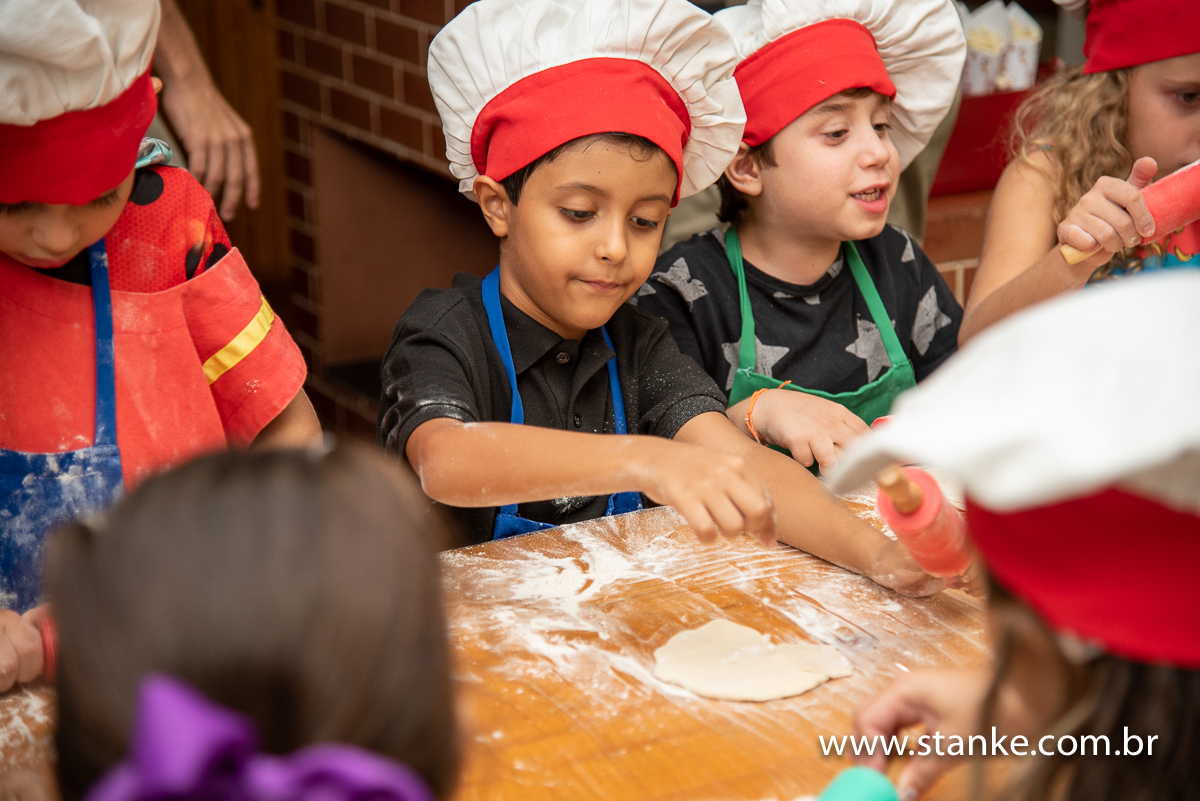 Daniel 7 anos, Daniel fazendo a sua pizza, Buffet Galinzé, fotos feitas por Pedro Stanke.