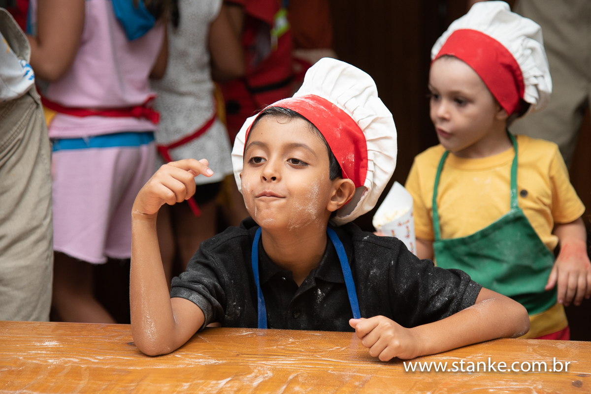 Daniel 7 anos, logo após fazer a sua pizza, cheio de farinha até a cabeça, Buffet Galinzé, fotos feitas por Pedro Stanke.