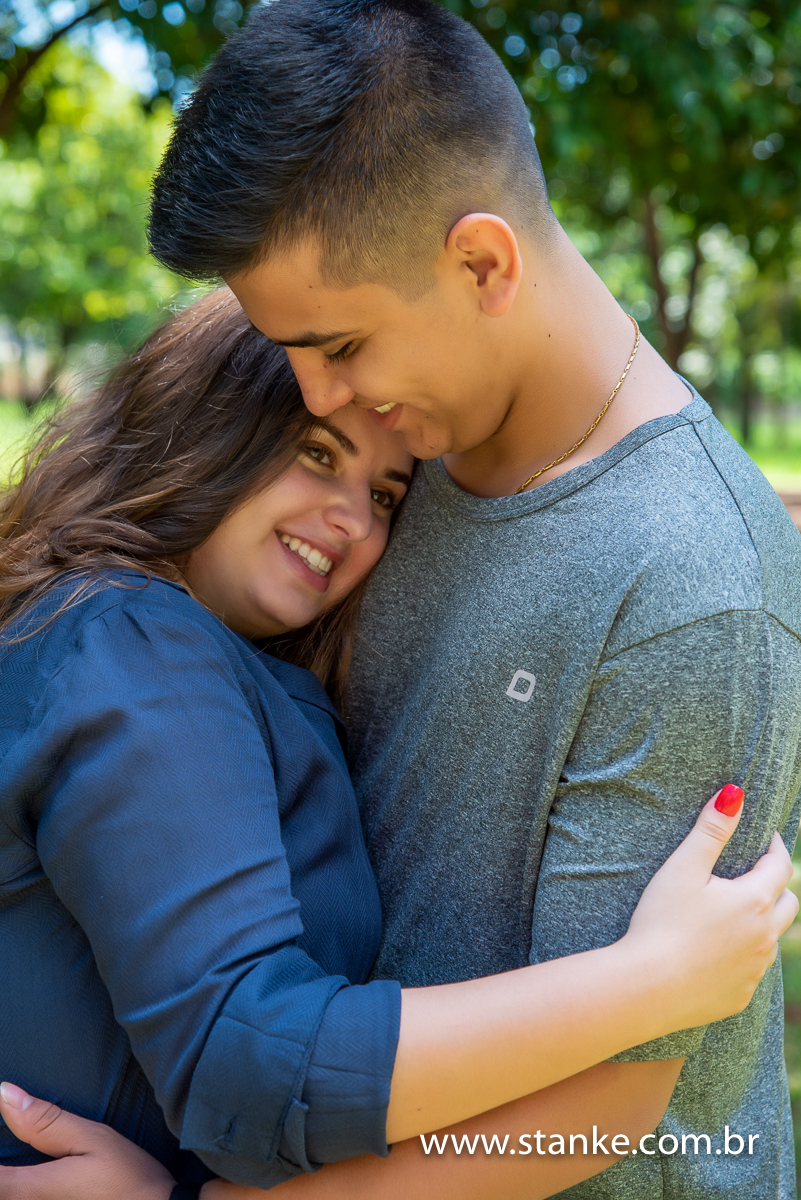 Noiva com a cabeça no peito do noivo. Ensaio Pré-wedding ou pré-casamento de Mariana e Davi, ensaio realizado no Bosque da Paz, Carandá Bosque, Campo Grande-MS, fotos feitas por Pedro Stanke.