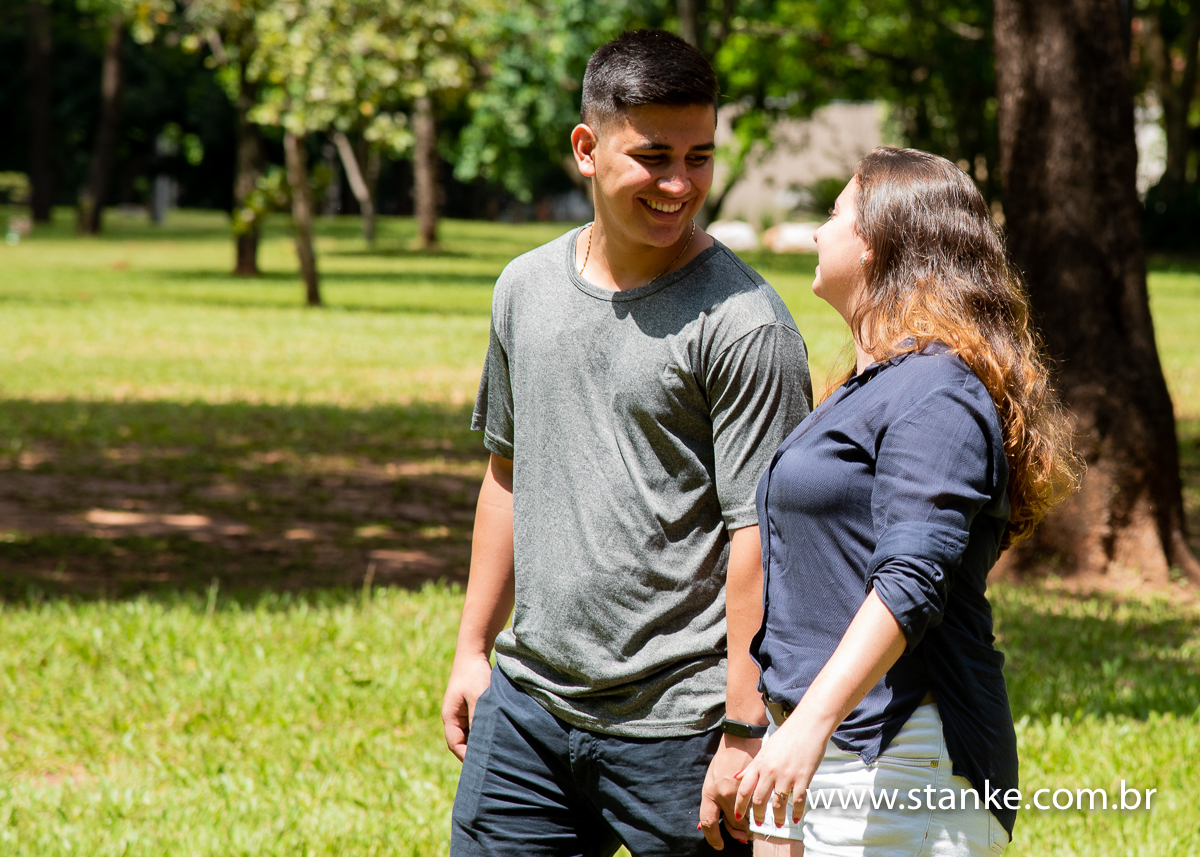 Noivos caminhando se olhando. Ensaio Pré-wedding ou pré-casamento de Mariana e Davi, ensaio realizado no Bosque da Paz, Carandá Bosque, Campo Grande-MS, fotos feitas por Pedro Stanke.
