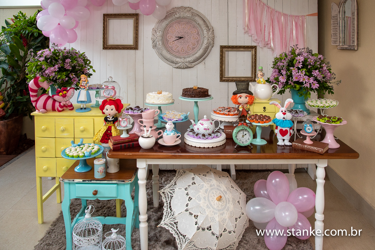 Mesa do bolo do aniversário das irmãs, Helena e Bianca, super decorada, em Campo Grande-MS, fotos feitas por Pedro Stanke.