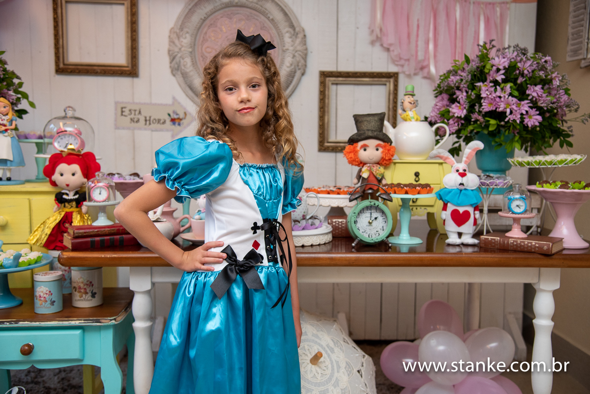 Helena em frente a mesa do bolo, em Campo Grande-MS, fotos feitas por Pedro Stanke.
