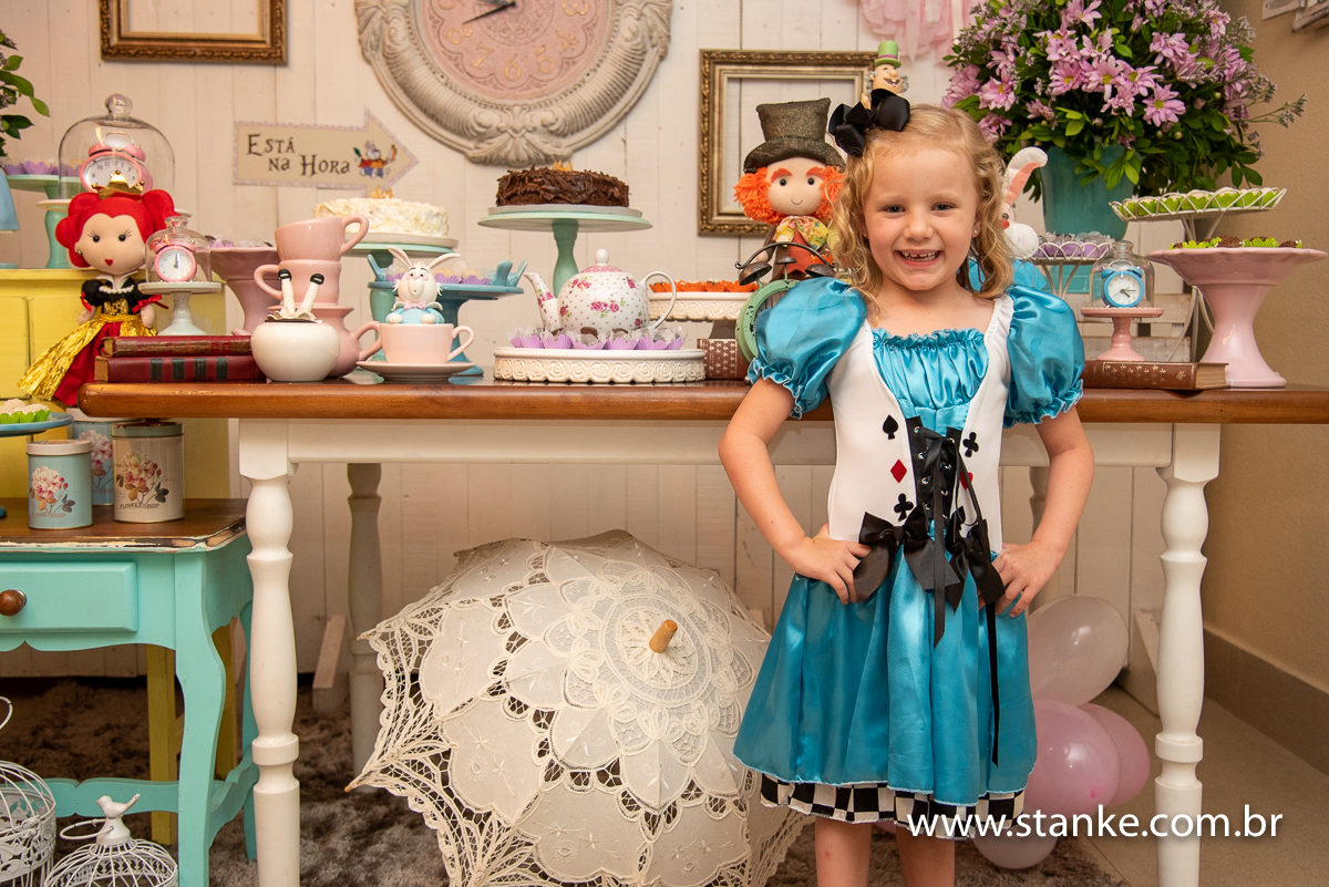 Bianca em frente a mesa do bolo, em Campo Grande-MS, fotos feitas por Pedro Stanke.