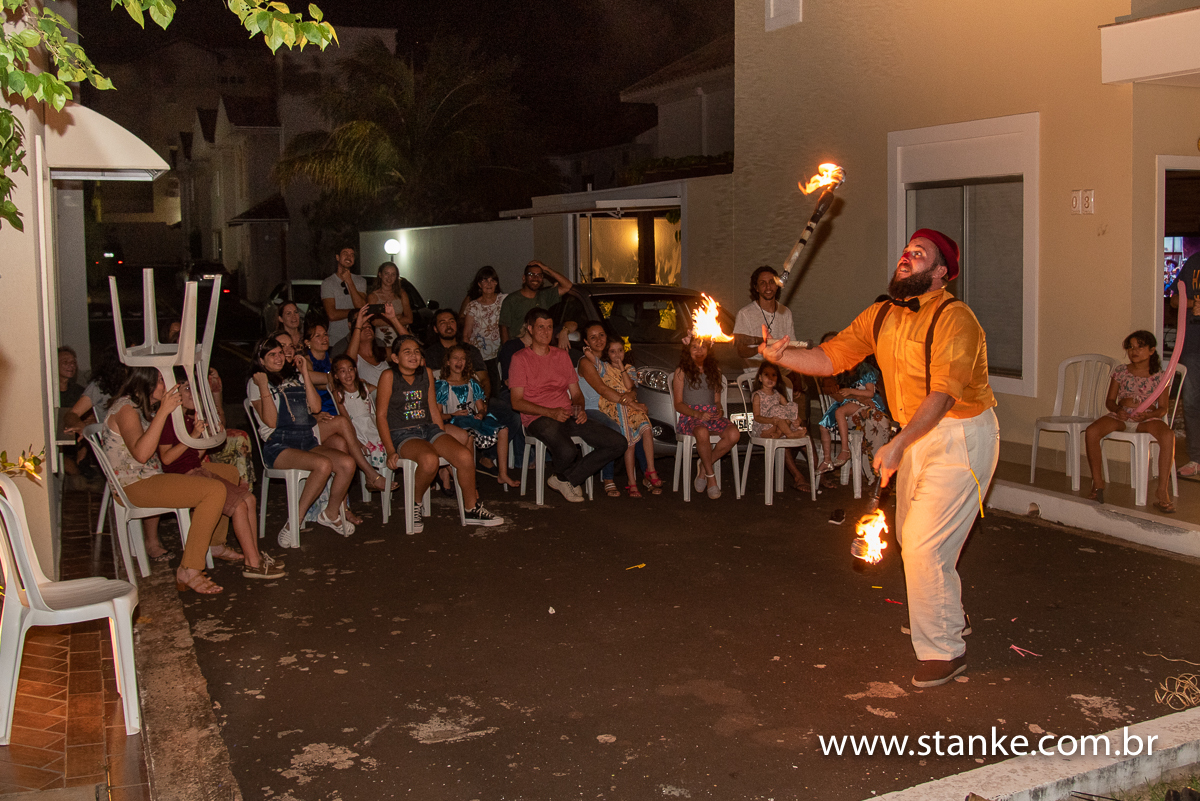O palhaço Pepa fazendo malabarismo com fogo, na festa Helena e Bianca, no jardim da avó, em Campo Grande-MS, fotos feitas por Pedro Stanke.