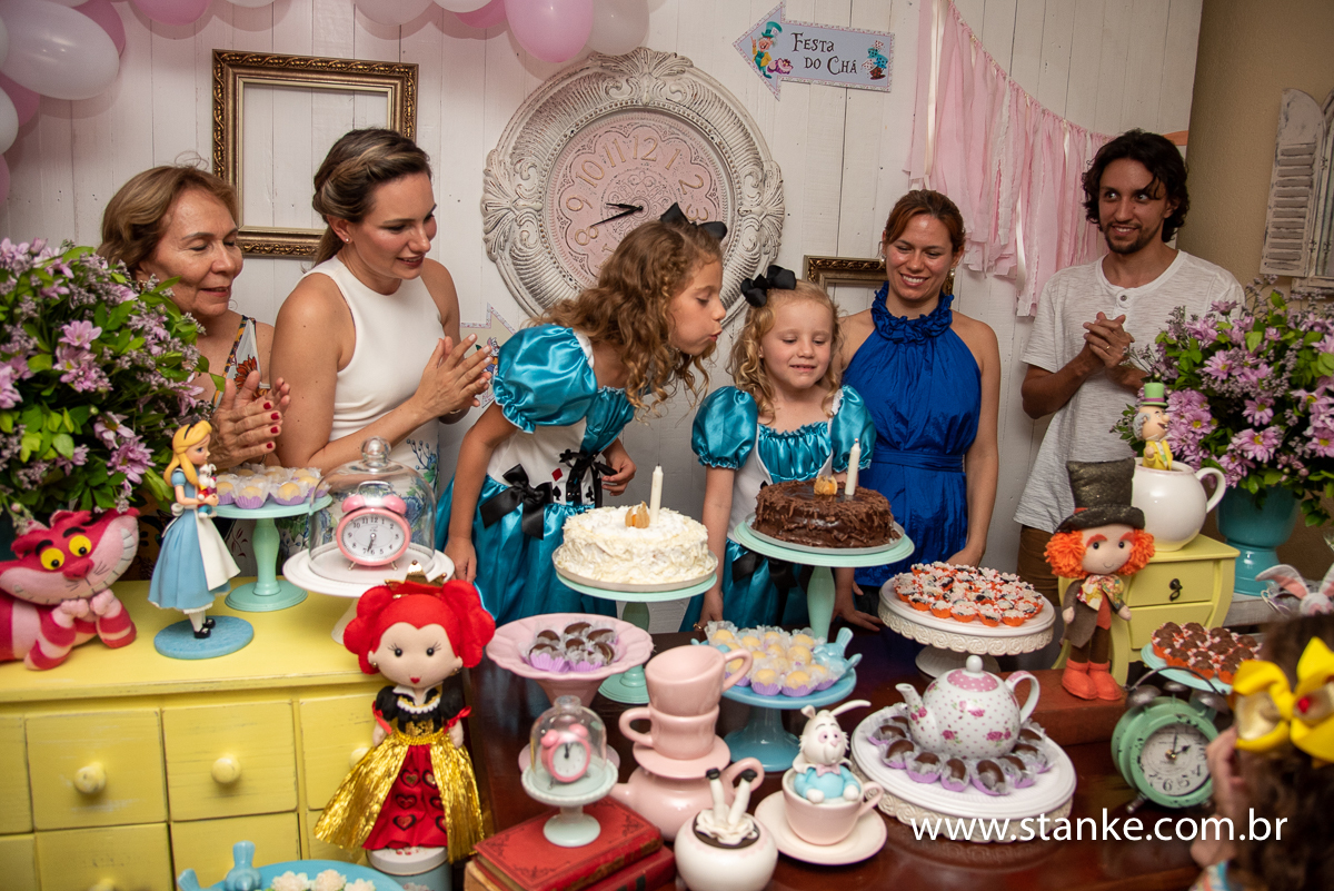 A hora de apagar as velinhas das irmãs, Helena e Bianca, em Campo Grande-MS, fotos feitas por Pedro Stanke.