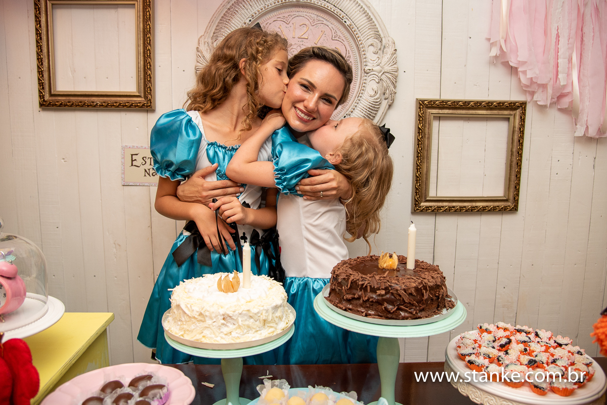 A Mãe da Helena e Bianca, ganhando um beijo duplo das suas lindas filhas, em Campo Grande-MS, fotos feitas por Pedro Stanke.