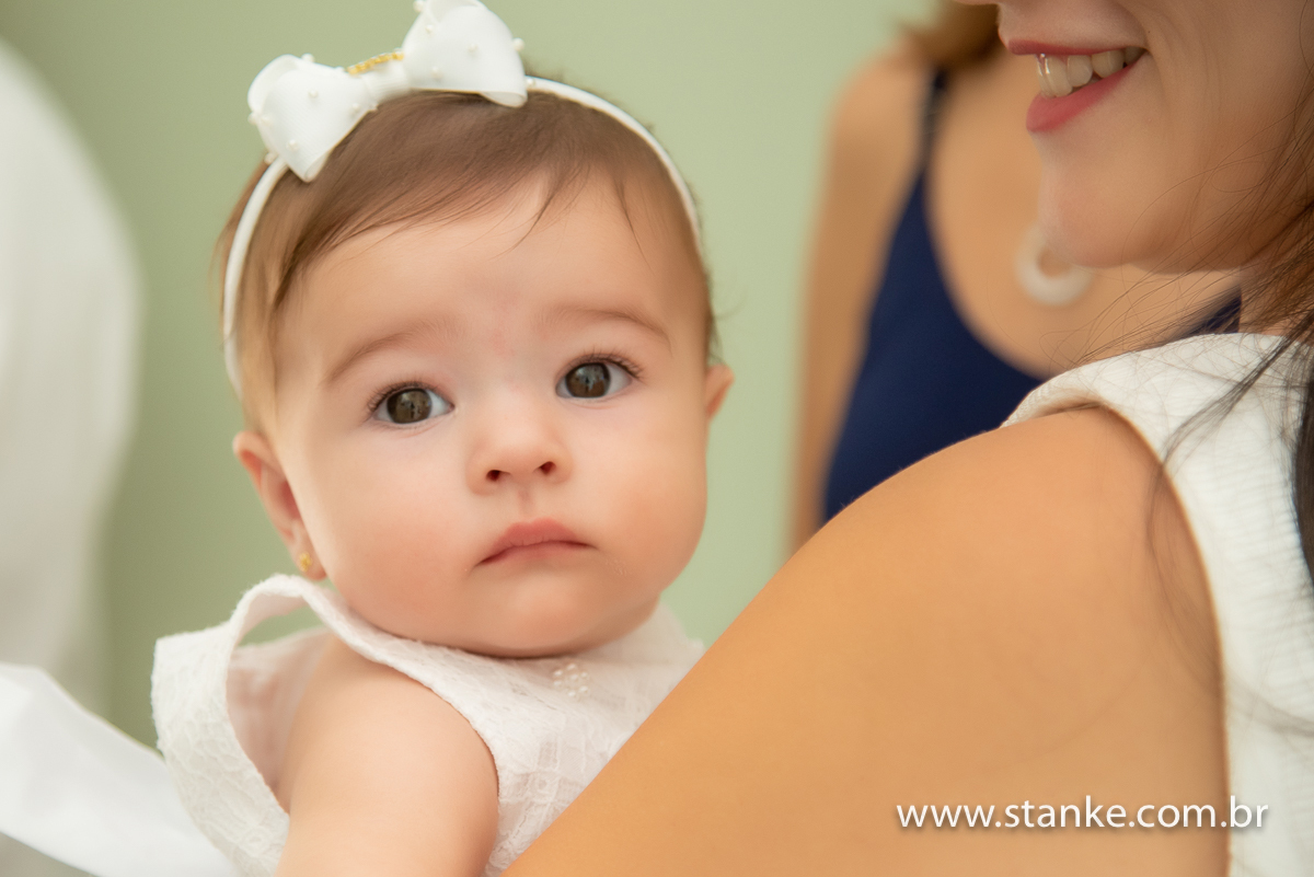 Gabriella no colo da mamãe, na Igreja Santíssima Trindade, em Campo Grande-MS. Fotos feitas por Pedro Stanke.