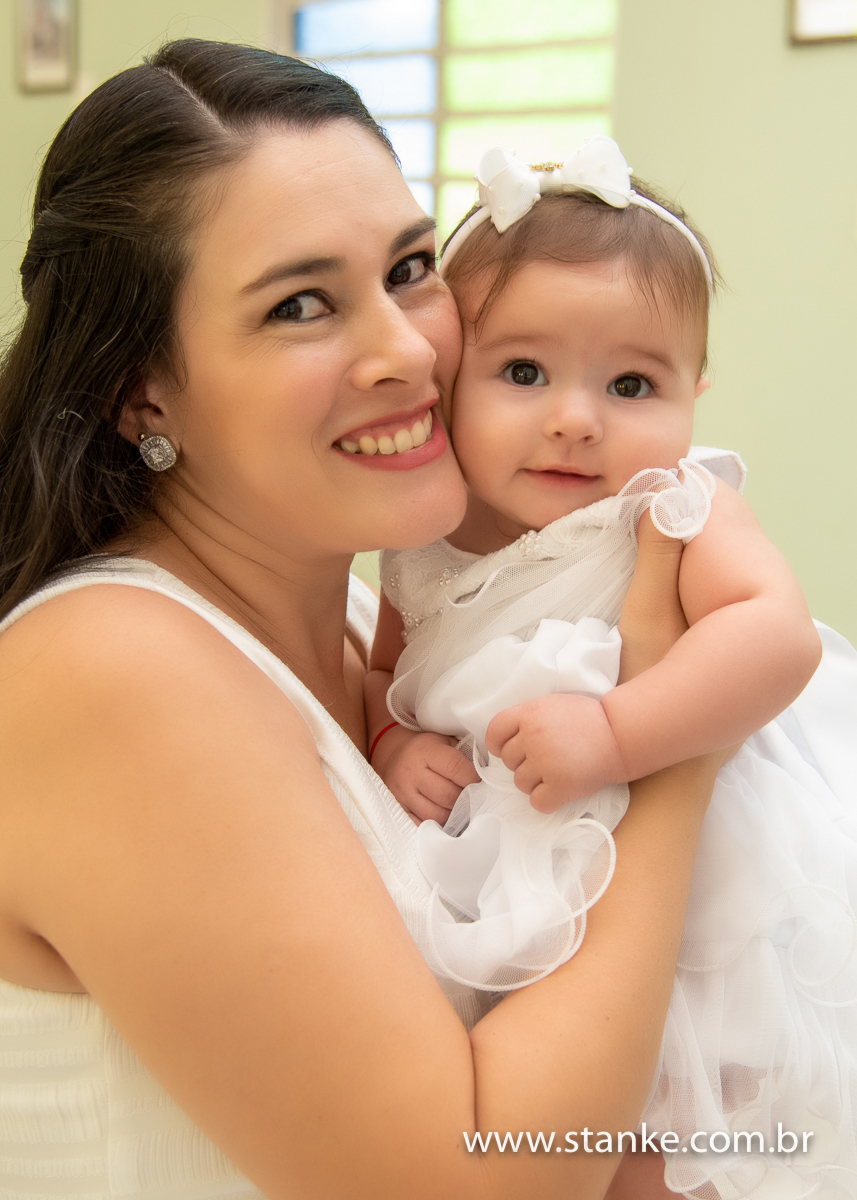 Um close da Gabriella e sua mãe, com os rostos coladinhos, na Igreja Santíssima Trindade, em Campo Grande-MS. Fotos feitas por Pedro Stanke.