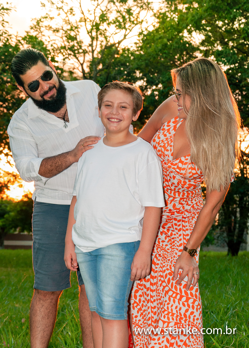 Família Fedrizzi, ensaio externo, com um lindo por do sol, Silvio, Enzo e Jennifer, família unida. Fotos feitas no Carandá Bosque, Campo Grande, MS, por Pedro Stanke. 