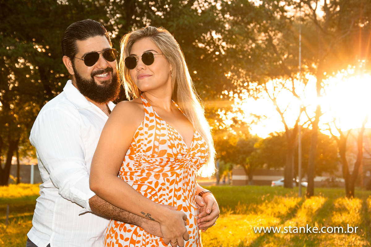 Família Fedrizzi, ensaio externo, com um lindo por do sol, Silvio e Jennifer abraçados com lindo sol do lado. Fotos feitas no Carandá Bosque, Campo Grande, MS, por Pedro Stanke. 