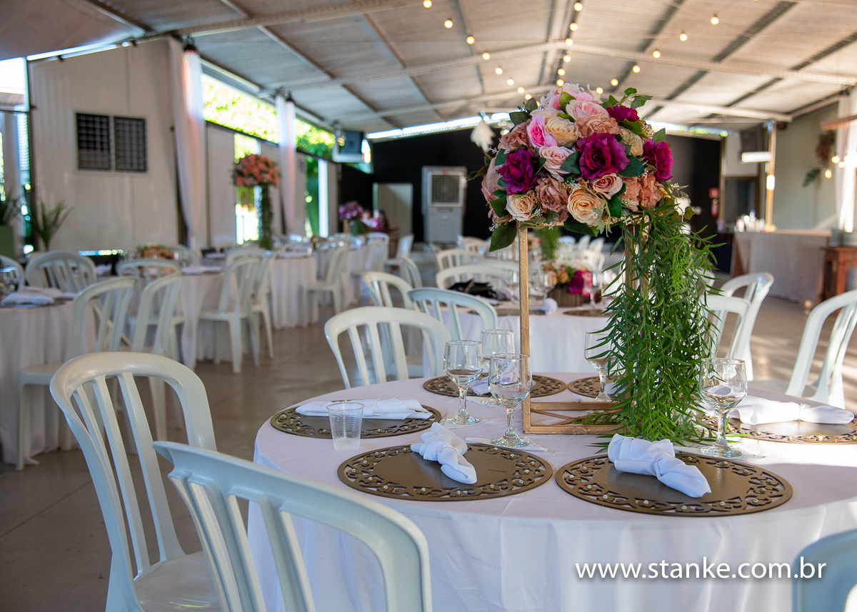 Casamento Mariana e Davi, parte da decoração da festa, mesas com lindos arranjos floridos. no espaço Recanto do Sabiá. Fotos feitas feitas por Pedro Stanke.