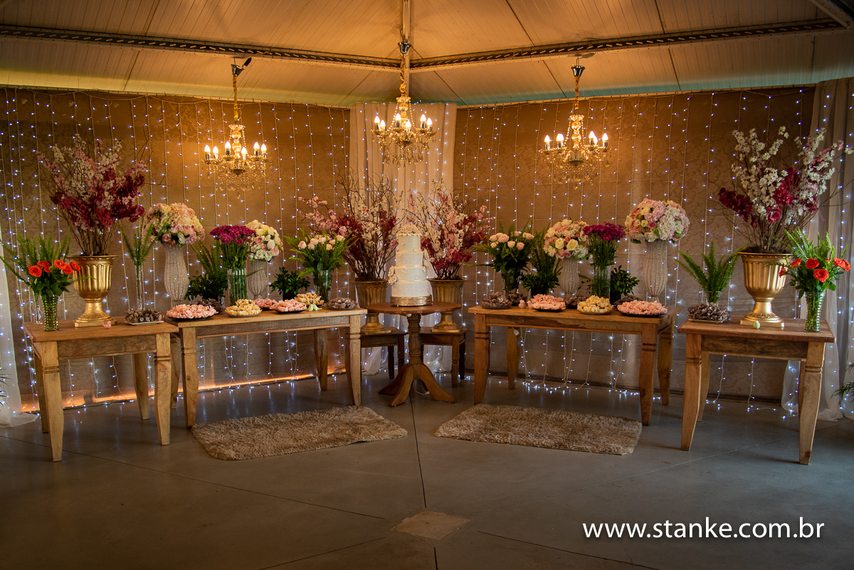 Casamento Mariana e Davi a mesa do bolo super decorada e linda, no espaço Recanto do Sabiá. Fotos feitas feitas por Pedro Stanke.