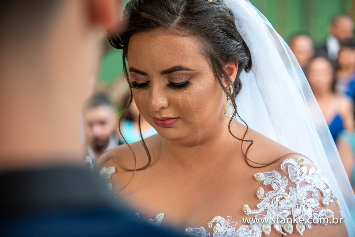 Casamento Mariana e Davi, a  emoção da noiva na hora do sim, e novamente vem as lágrimas, no espaço Recanto do Sabiá. Fotos feitas feitas por Pedro Stanke.