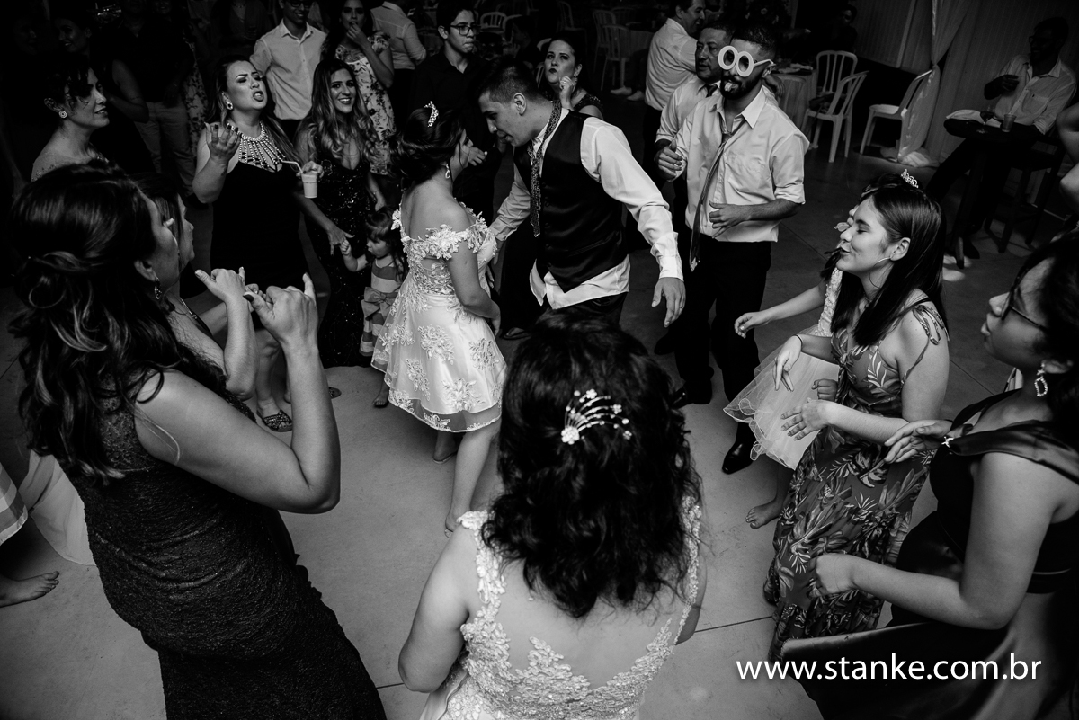 Casamento Mariana e Davi, os noivos descontraindo na iosta de danças com os convidados,  no espaço Recanto do Sabiá. Fotos feitas feitas por Pedro Stanke.