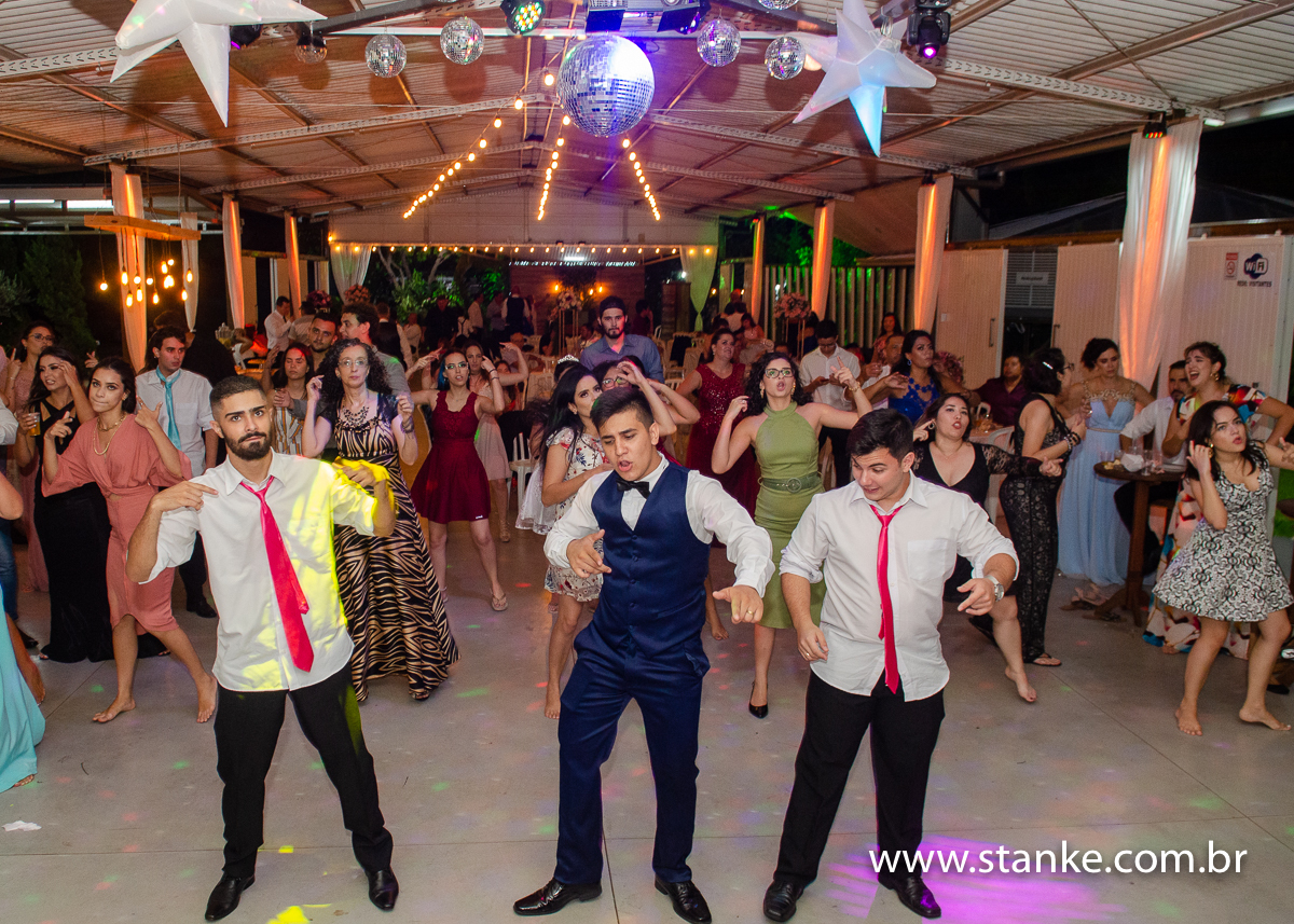 Casamento Mariana e Davi, o noivo e os primos e convidados curtindo a pista de dança, no espaço Recanto do Sabiá. Fotos feitas feitas por Pedro Stanke.