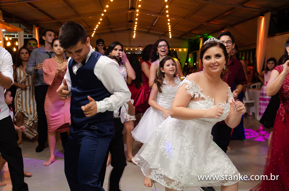 Casamento Mariana e Davi, os noivos curtindo as musicas com os convidados na pista de dança, no espaço Recanto do Sabiá. Fotos feitas feitas por Pedro Stanke.