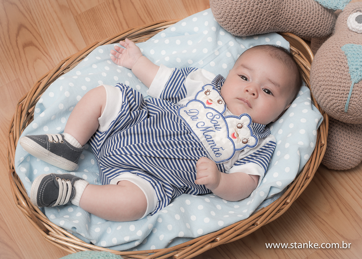 Newborn do Isaque com 28 dias. Isaque com roupinha e sapatinho olhando para câmera. Fotos feitas em Campo Grande-MS, pelo Fotógrafo Pedro Stanke.
