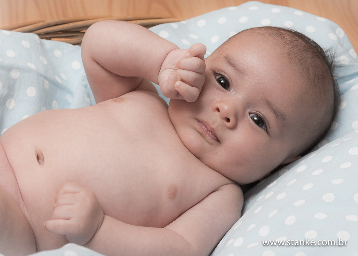 Newborn do Isaque com 28 dias. Isaque peladinho em suas primeiras fotos dentro da cesta. Fotos feitas em Campo Grande-MS, pelo Fotógrafo Pedro Stanke.