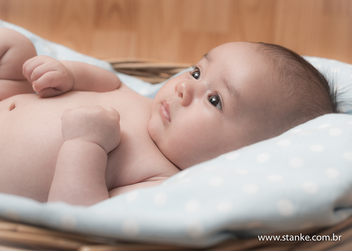 Newborn do Isaque com 28 dias. Isaque com o olhão estalados dentro da cesta. Fotos feitas em Campo Grande-MS, pelo Fotógrafo Pedro Stanke.