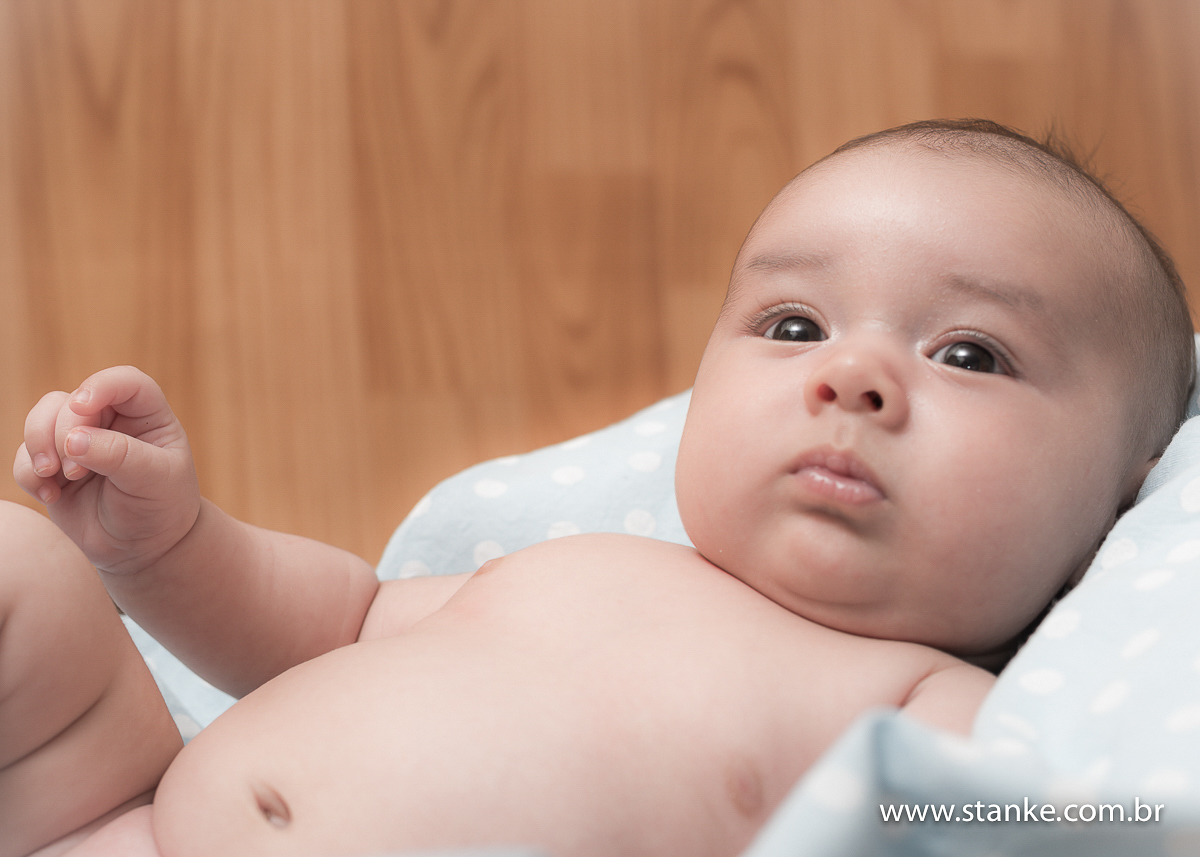 Newborn do Isaque com 28 dias. Isaque com um olhar cativante. Fotos feitas em Campo Grande-MS, pelo Fotógrafo Pedro Stanke.