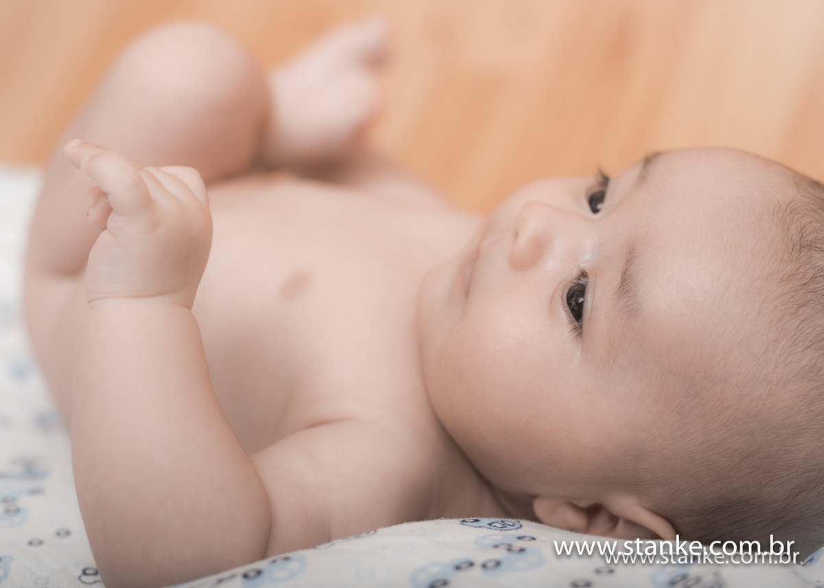 Newborn do Isaque com 28 dias. Isaque todo confortável e com as perninhas para cima. Fotos feitas em Campo Grande-MS, pelo Fotógrafo Pedro Stanke.