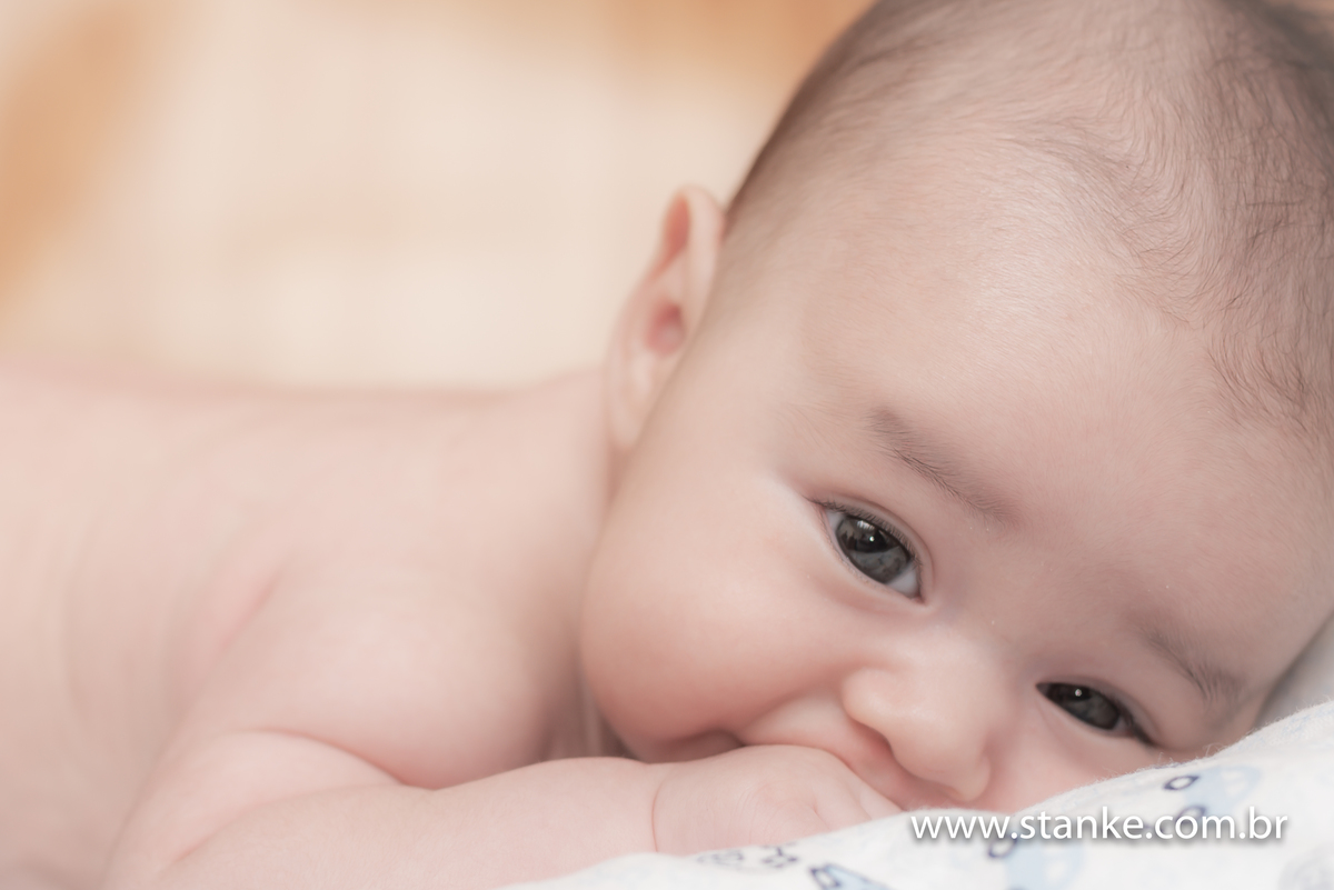 Newborn do Isaque com 28 dias. Isaque com a maozinha na boa e com um olhar logo depois de um mama saboroso. Fotos feitas em Campo Grande-MS, pelo Fotógrafo Pedro Stanke.