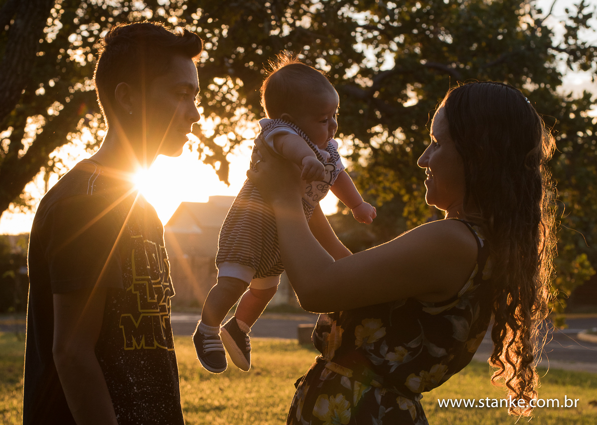 Newborn do Isaque com 28 dias. Os pais do Isaque e ele nos braços da mãe, no por do sol. Fotos feitas em Campo Grande-MS, pelo Fotógrafo Pedro Stanke.