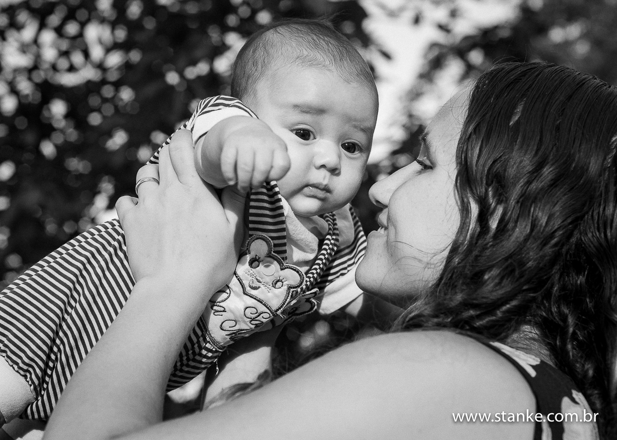 Newborn do Isaque com 28 dias. Em preto e branco, e a mãe dando um cheiro no  Isaque. Fotos feitas em Campo Grande-MS, pelo Fotógrafo Pedro Stanke.