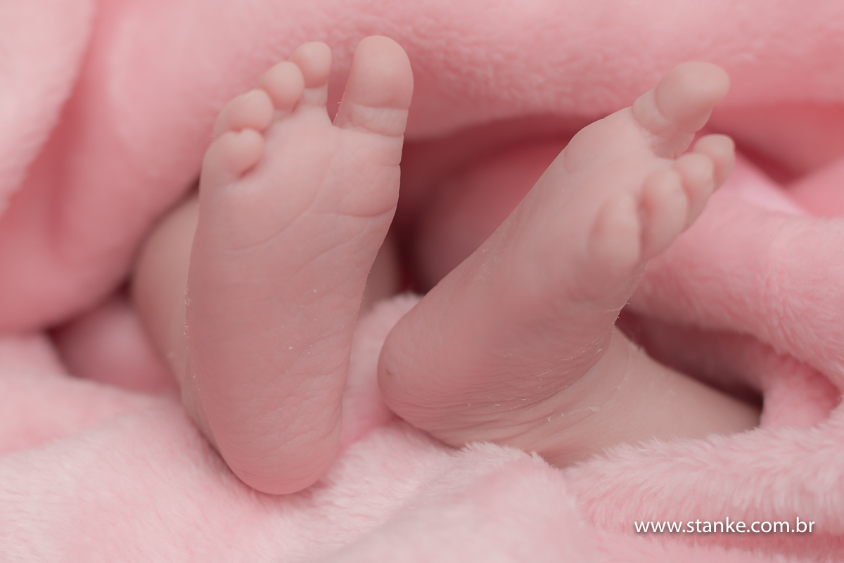 Newborn Lorena, 23 dias. Close dos pés fofinhos da Lorena. Fotos feitas em Campo Grande-MS, pelo Fotógrafo Pedro Stanke.