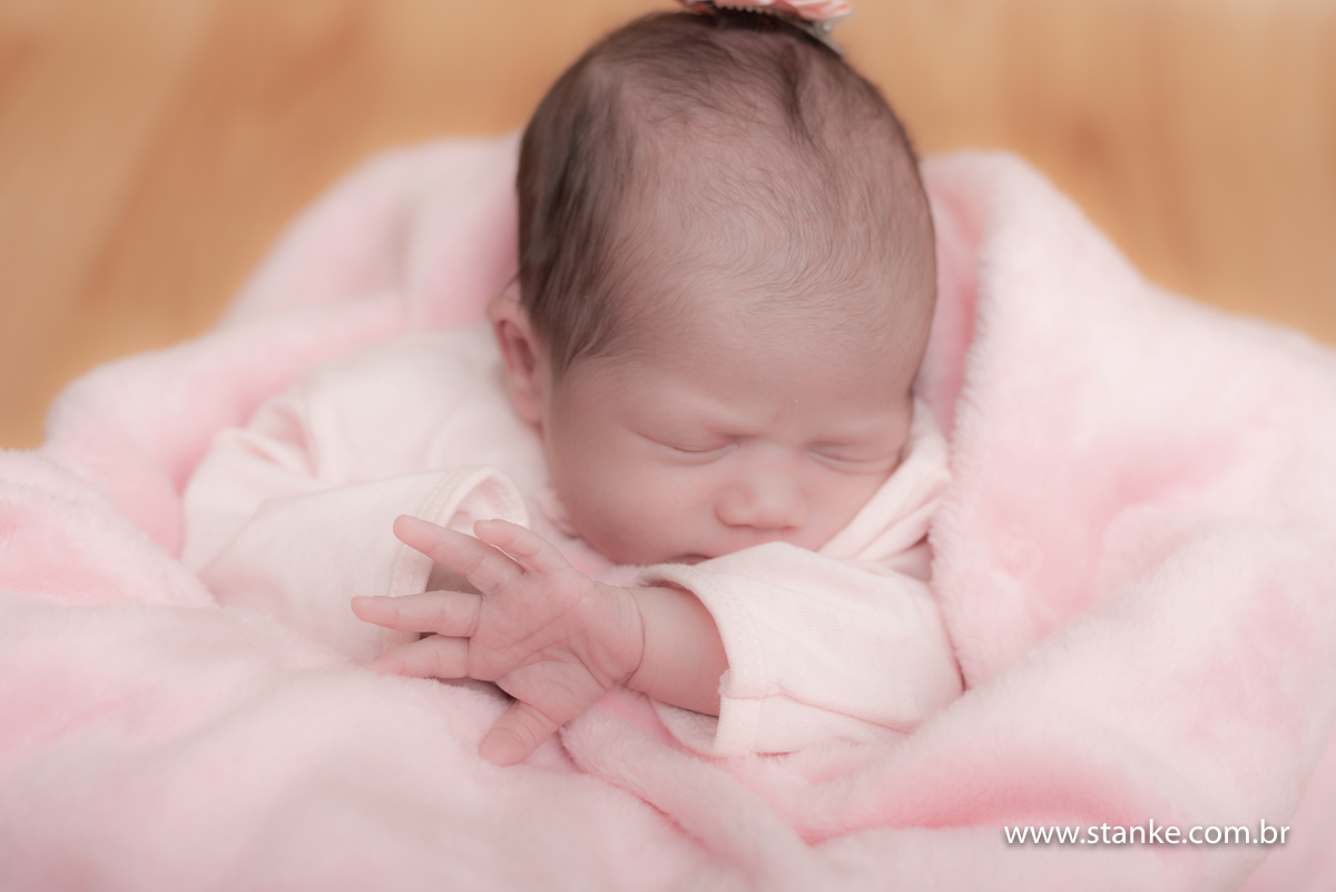 Newborn Lorena, 23 dias. Close da maozinha da Lorena. Fotos feitas em Campo Grande-MS, pelo Fotógrafo Pedro Stanke.