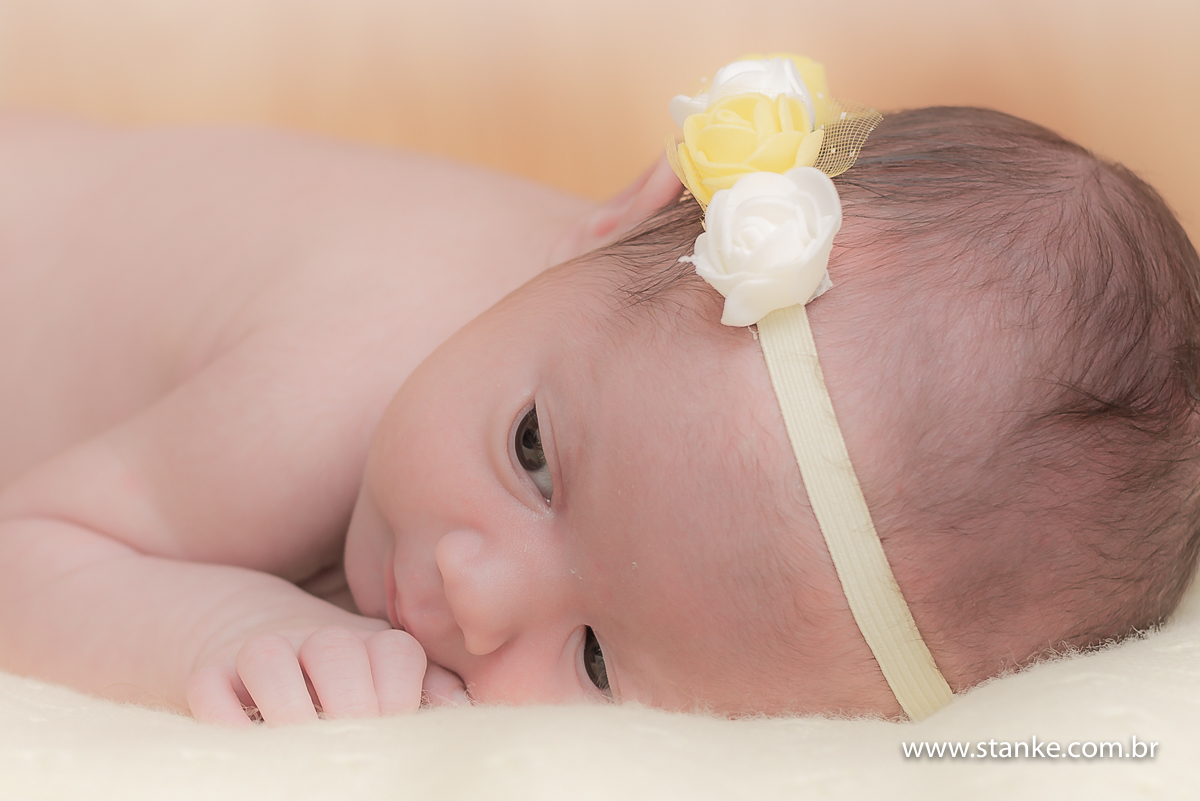 Newborn Lorena, 23 dias. Lorena deitatinha de lado em sua manta amarelinha toda fofa. Fotos feitas em Campo Grande-MS, pelo Fotógrafo Pedro Stanke.