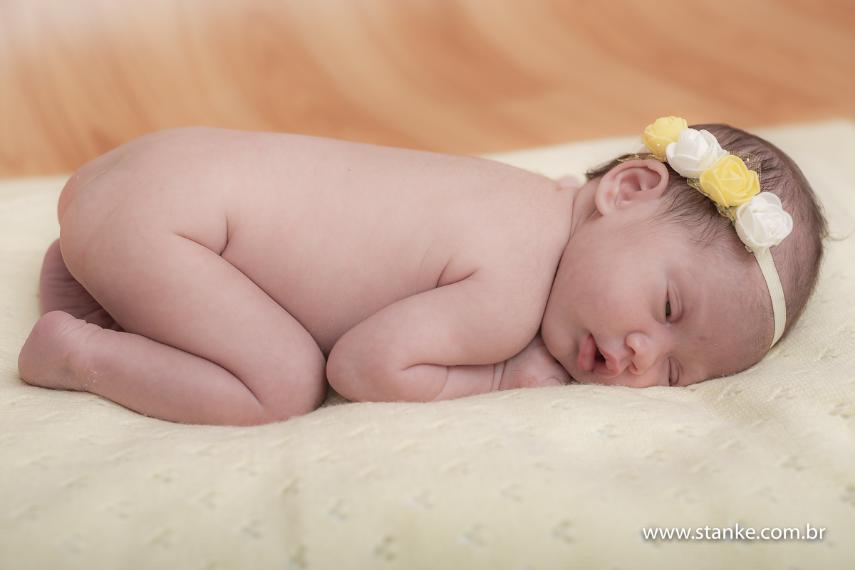 Newborn Lorena, 23 dias. Lorena deitatinha de bruços e pegou no sono novamente. Fotos feitas em Campo Grande-MS, pelo Fotógrafo Pedro Stanke.