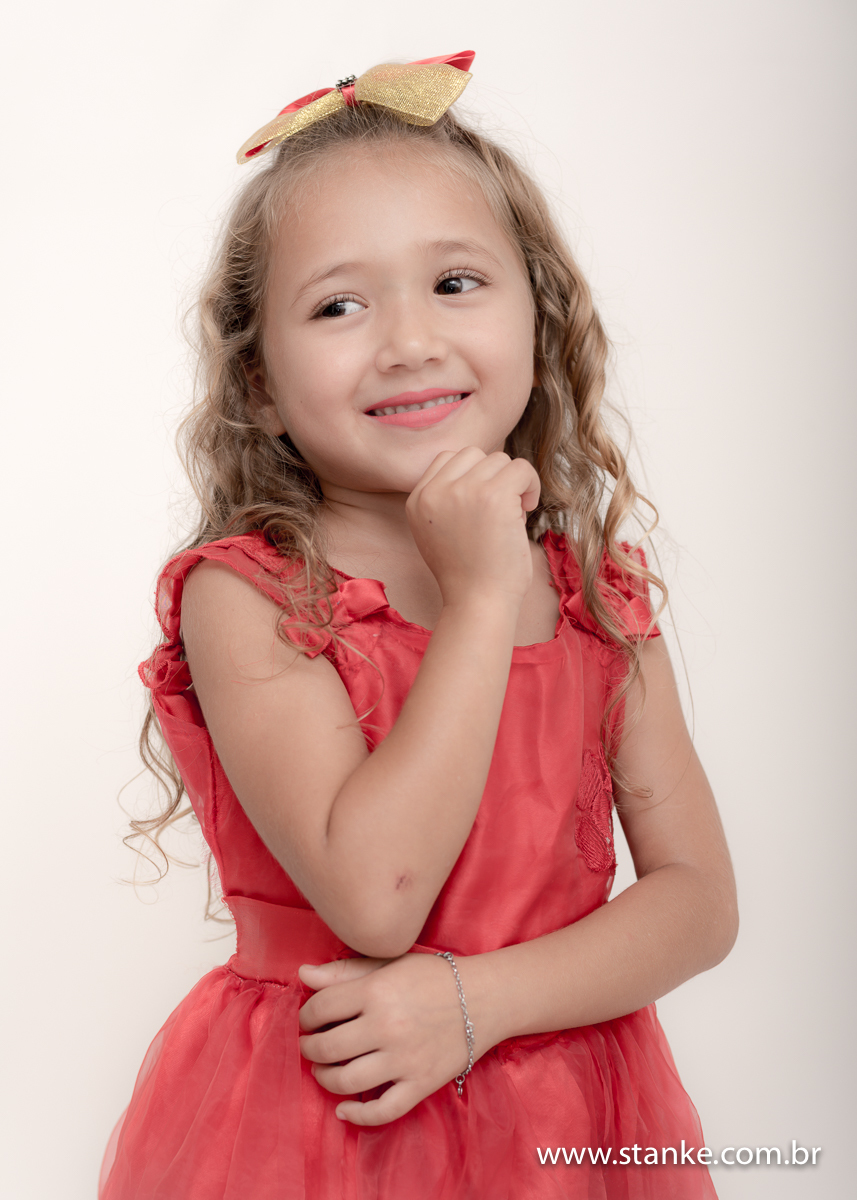 Ensaio Manu 9 anos, Manu toda linda com a sua mão no queixo e dando uma olhadinha de lado. Fotos feitas em Campo Grande-MS, pelo Fotógrafo Pedro Stanke.
